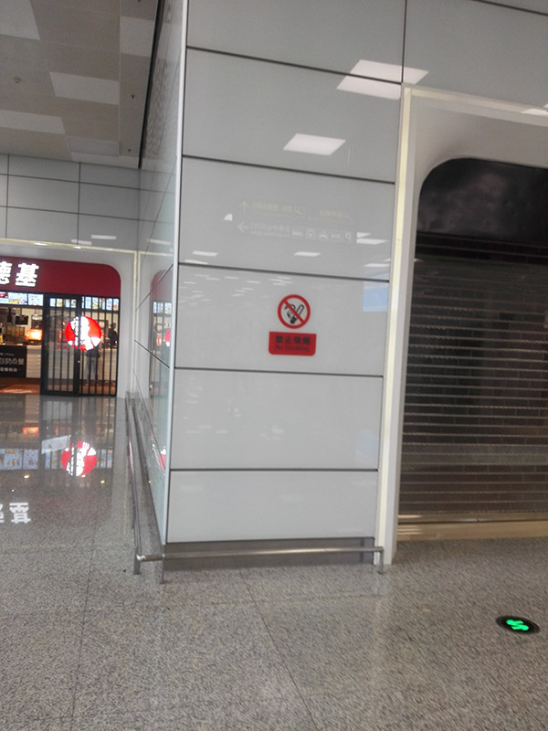 建筑、家具和家電鋼化玻璃油墨在室內(nèi)隔斷上的運(yùn)用